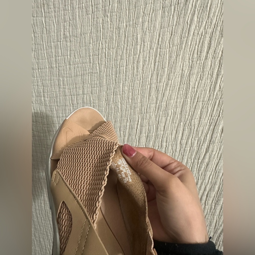 Nike Wmns Air Huarache Ultra Sandal in the 'Vachetta Tan'
Sz 9 - Picture 3 of 3